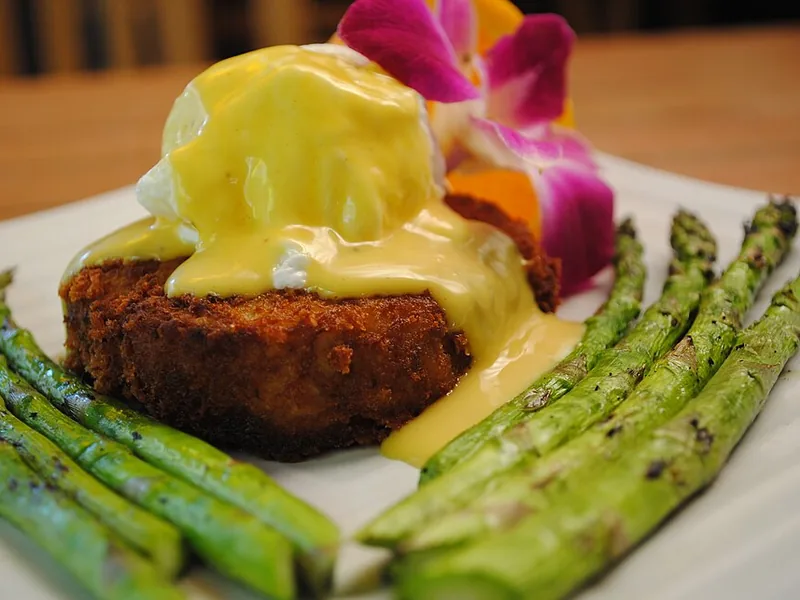Crab cake eggs benedict